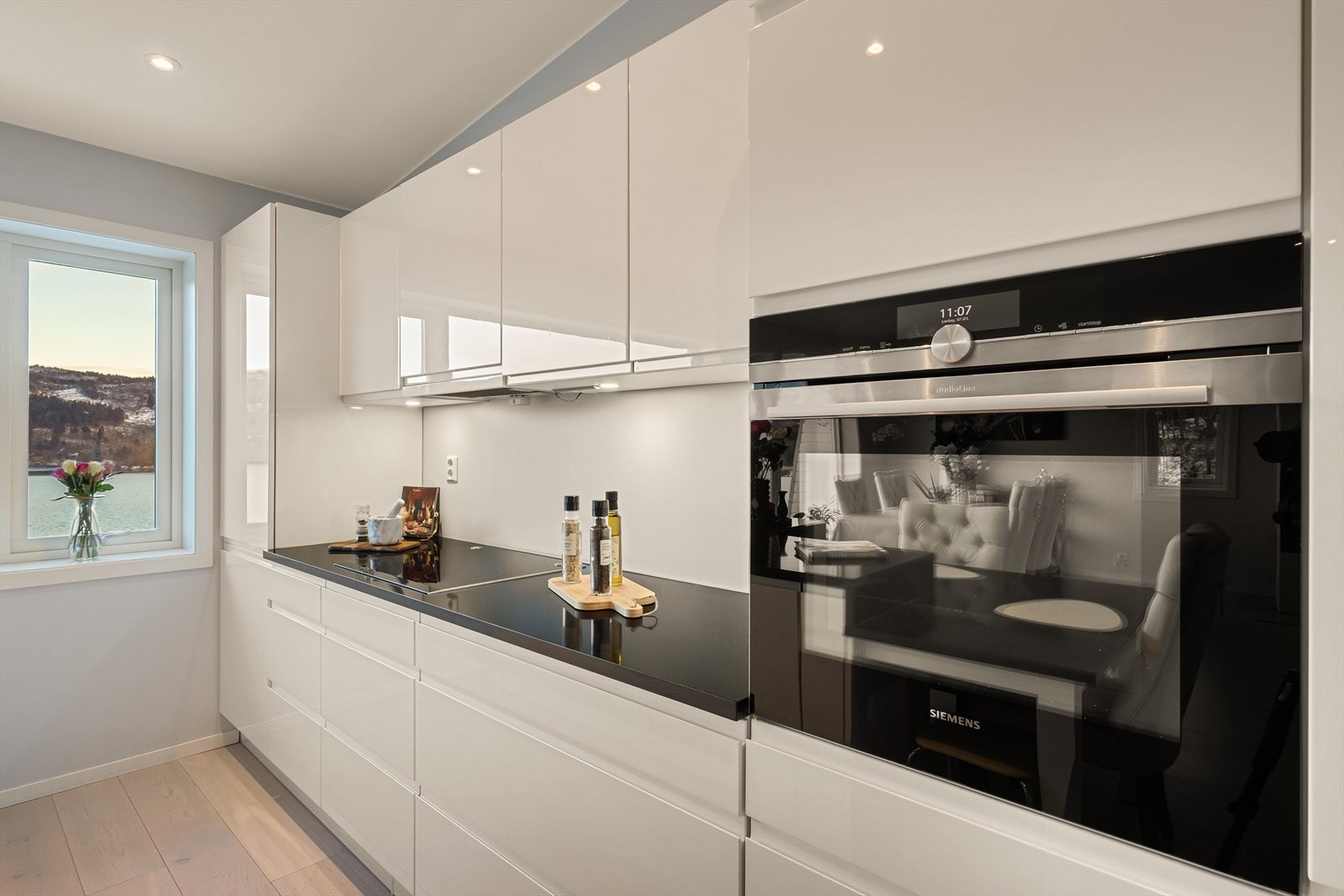 Kjøkkenet er stilrent og påkostet, med bl.a. vask på kjøkkenøyen, integrerte hvitevarer og stekeovn i høyden. Galleribilde