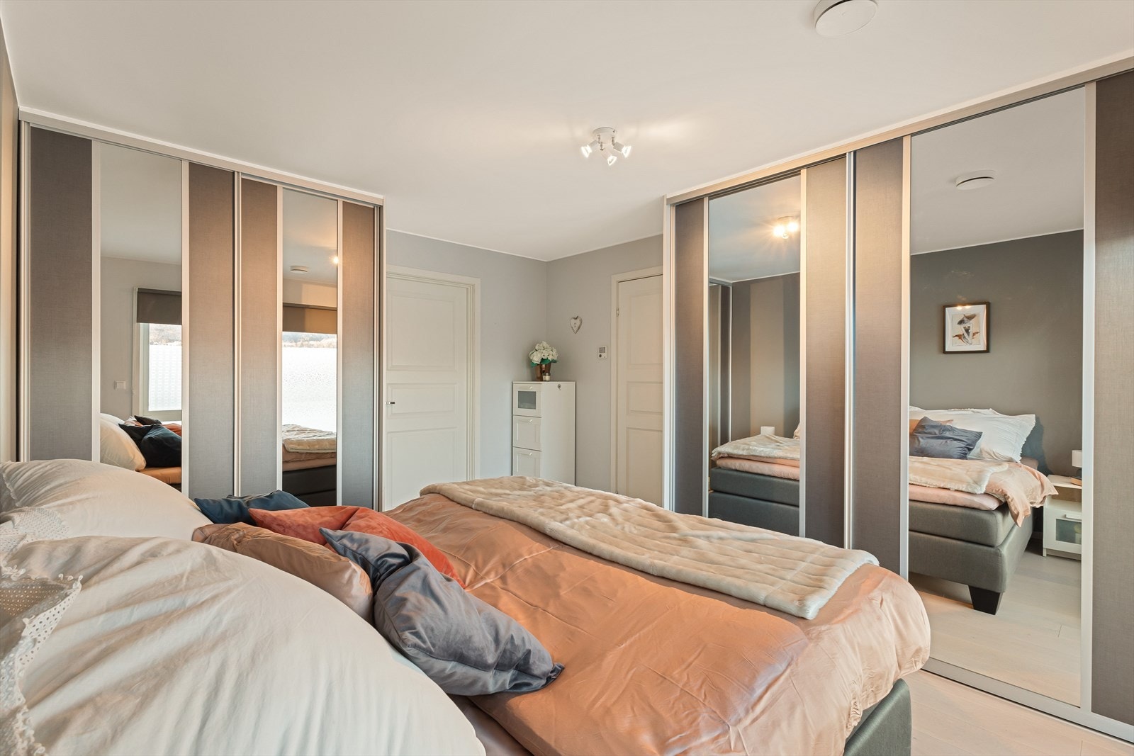 Rikelig med oppbevaringsplass på hovedsoverommet. Rommet måler hele 14 m². Galleribilde