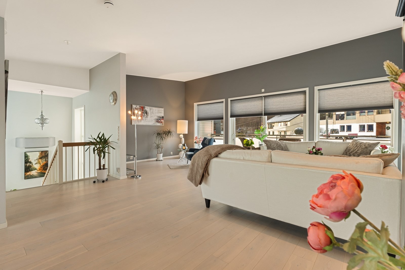 Stuen er svært romslig med god plass til stor sofa. Galleribilde