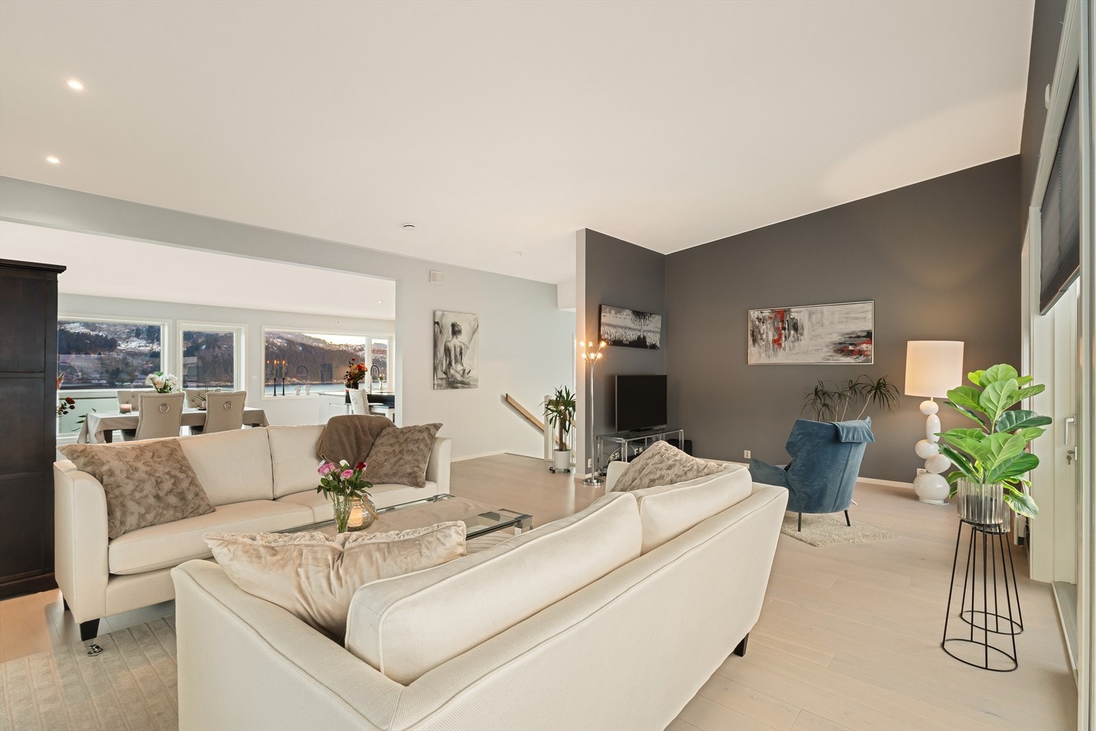 Stuen er luftig med en takhøyde på opptil 3,5 meter! Galleribilde