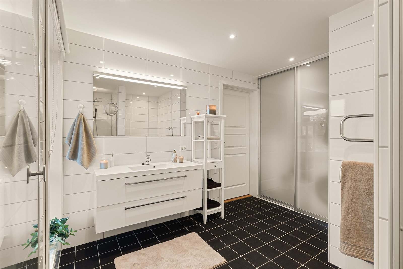 Rikelig med oppbevaringsplass i store skuffer. Galleribilde