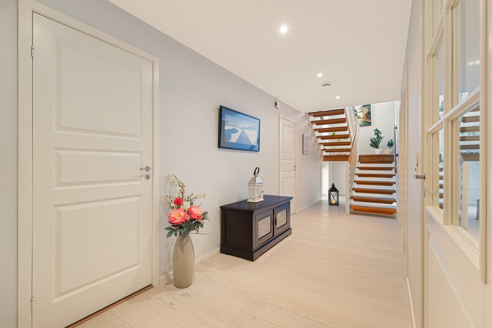 Det er gjennomgående 1-stavs parkett i alle rom utenom badene og entreen. Galleribilde