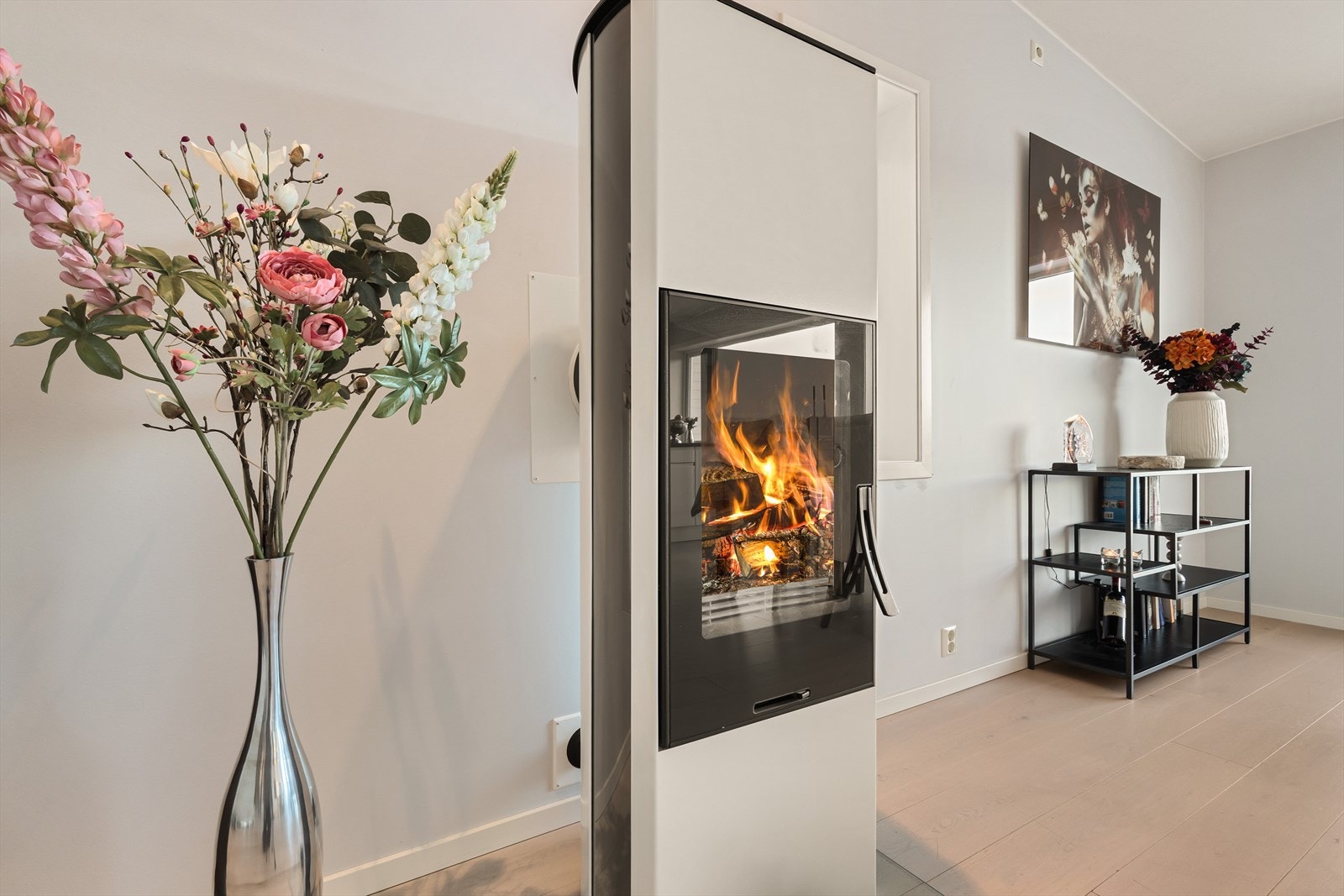 Boligen har isolert stålpipe og moderne vedovn i stuen. Galleribilde