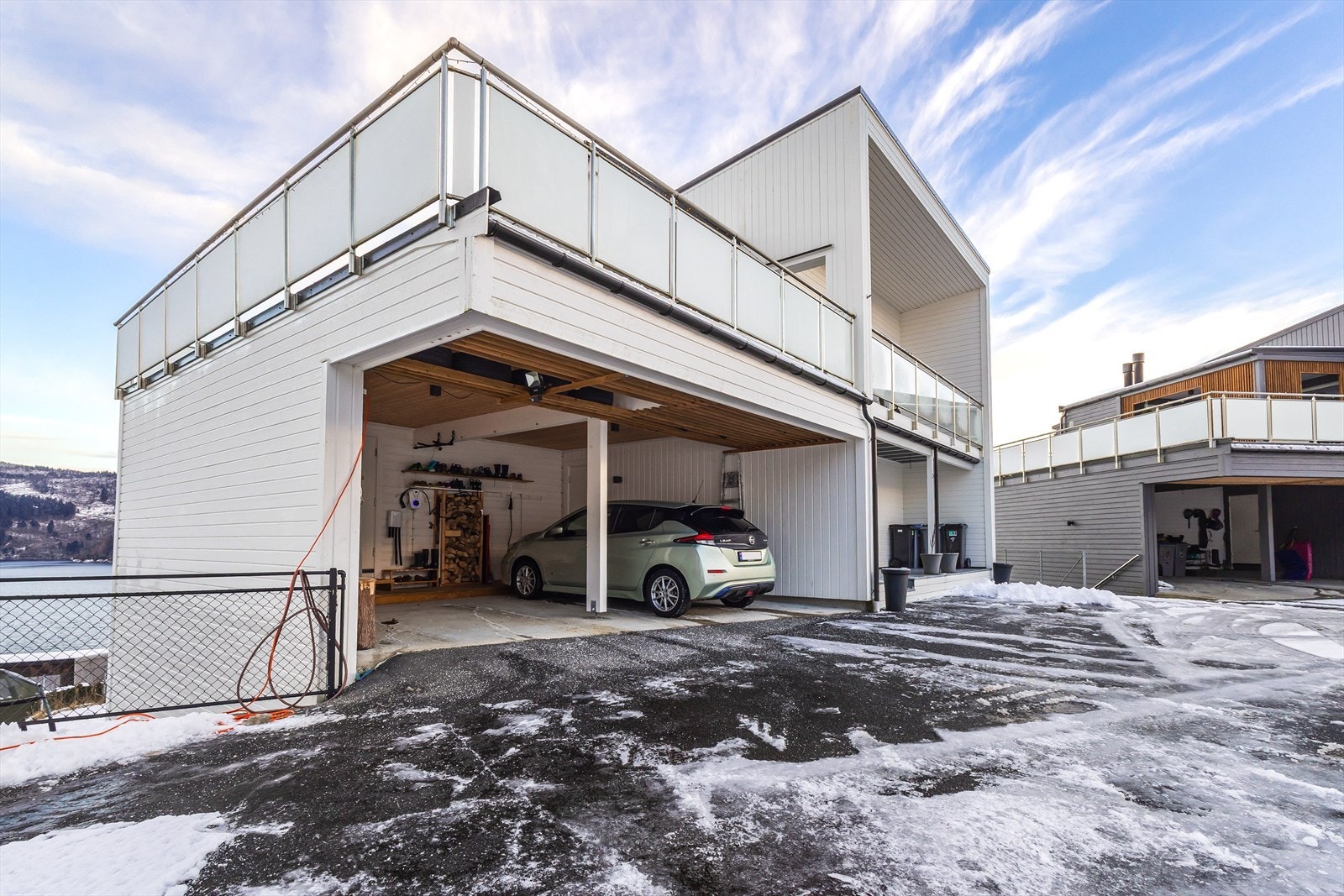 Carporten har tilkomst både utenfra og via dør fra gangen, slik at du kan gå tørrskodd til bilen. Galleribilde