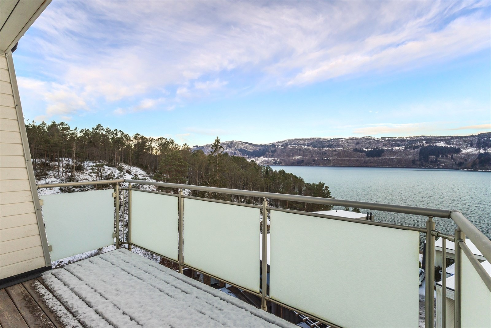 Fra kjøkkenet er det tilkomst til en herlig balkong. Galleribilde