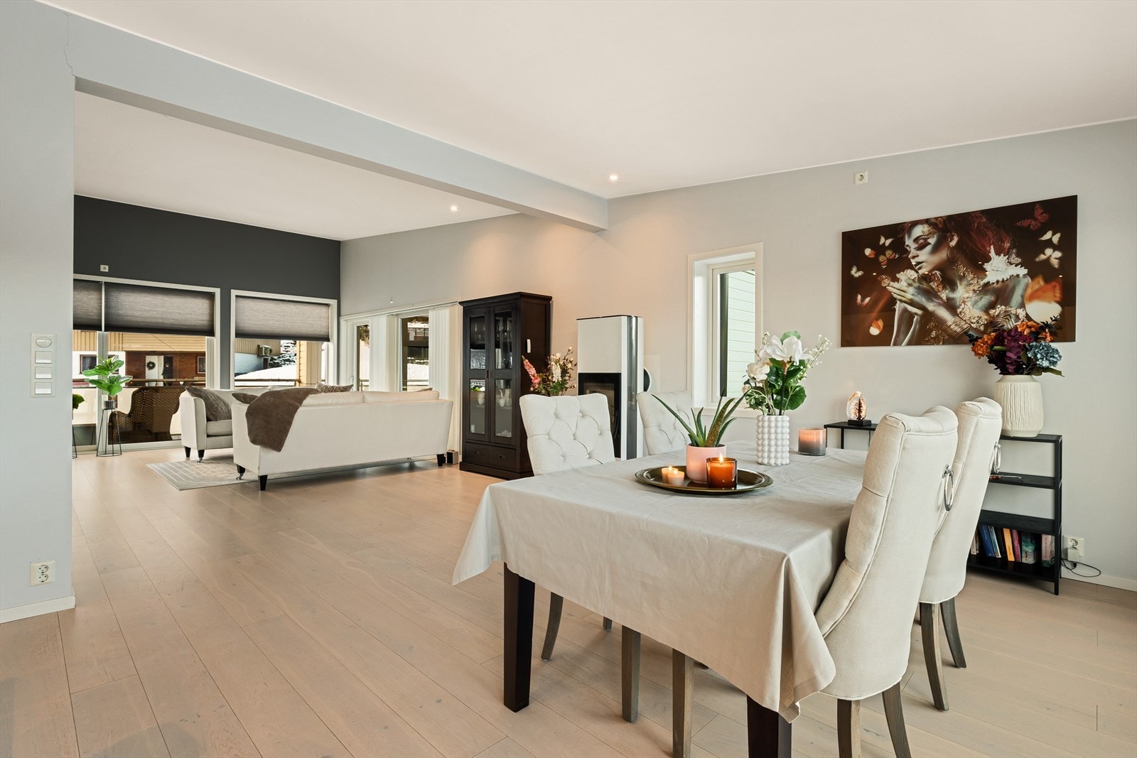 Peisen er et flott midtpunkt i stuen. Galleribilde