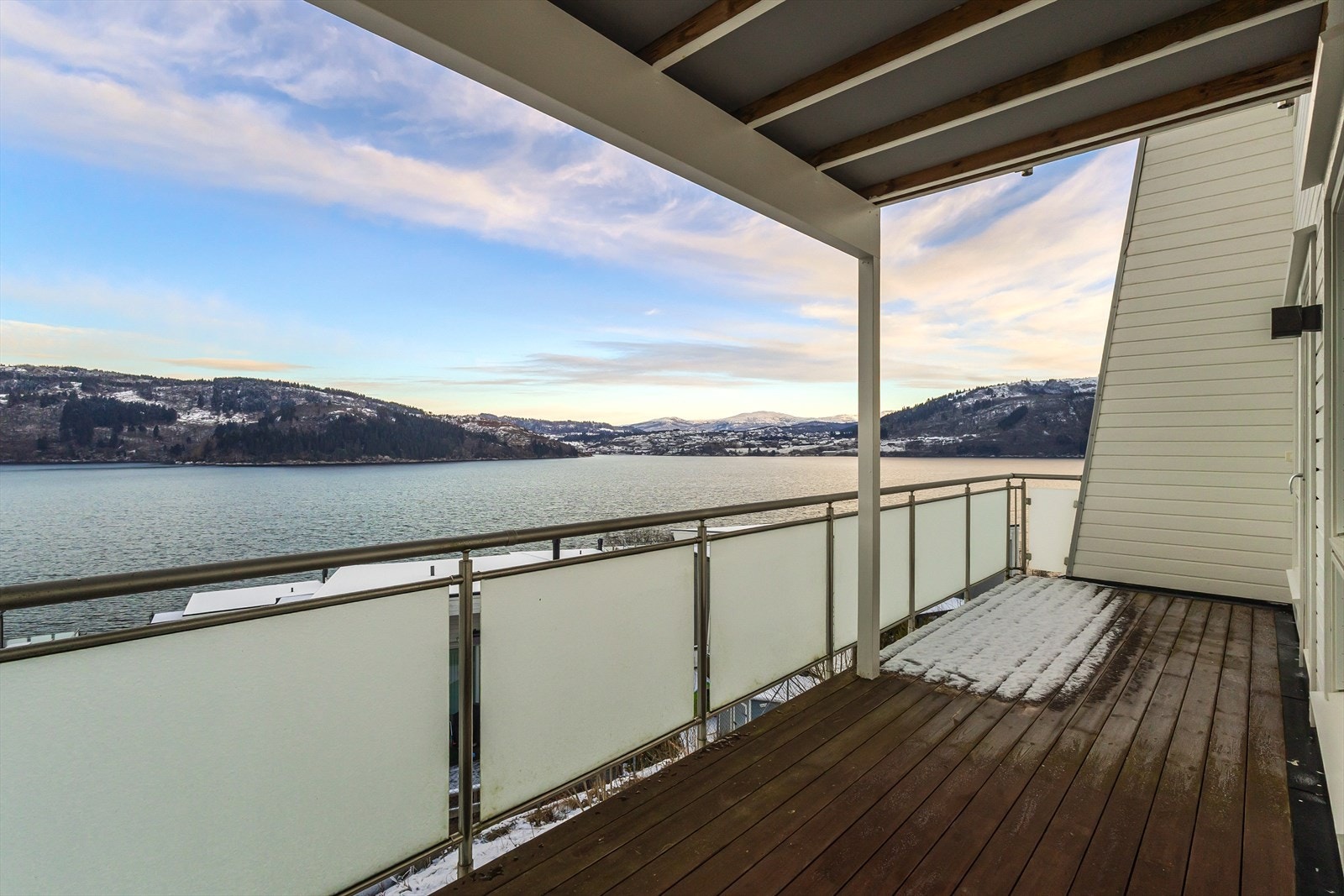 Fra hovedsoverommet har du også tilkomst til din helt egen balkong - en av flere uteplasser! Galleribilde