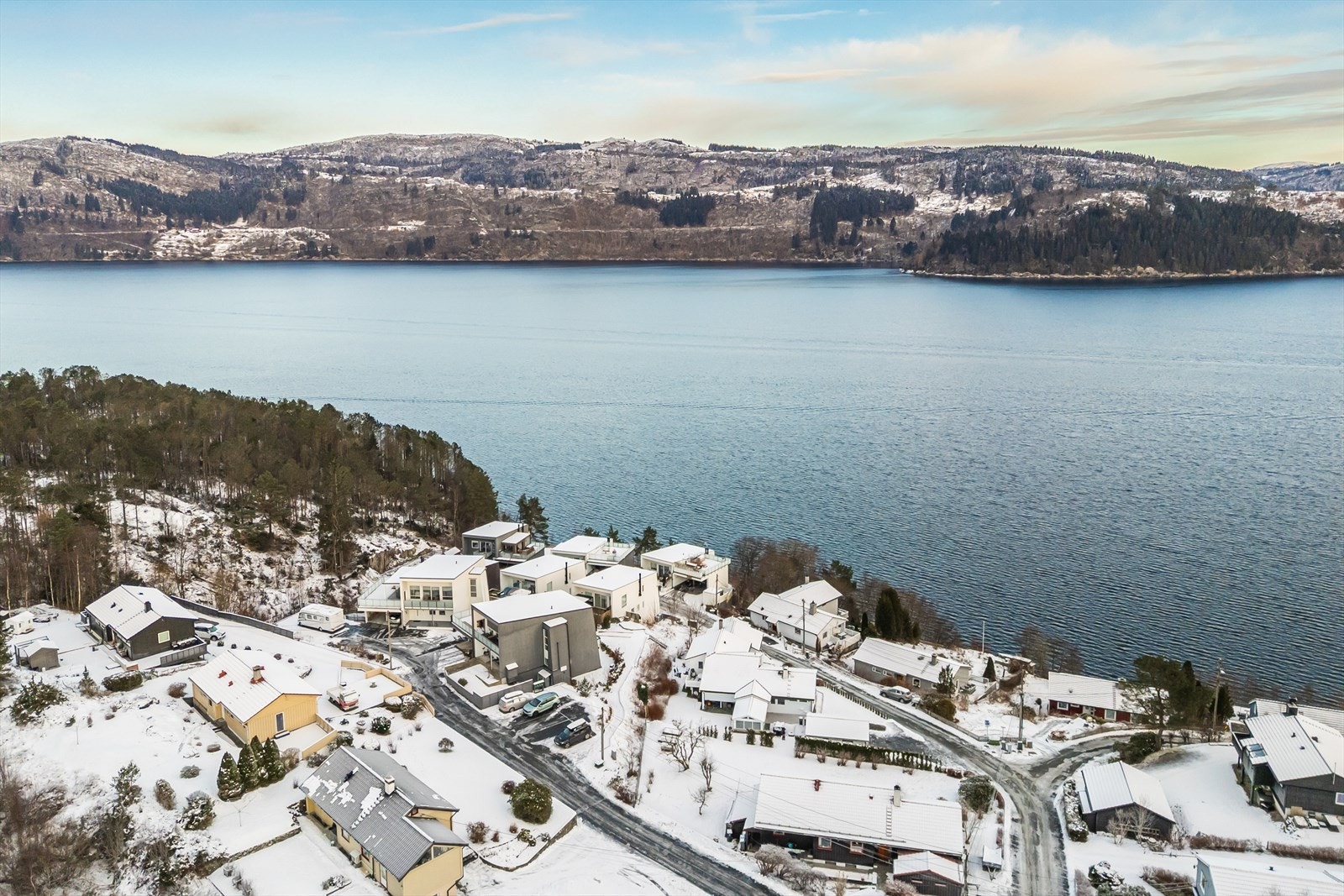 Tomannsboligen ligger fint til i enden av en blindvei med sjønær beliggenhet. Galleribilde