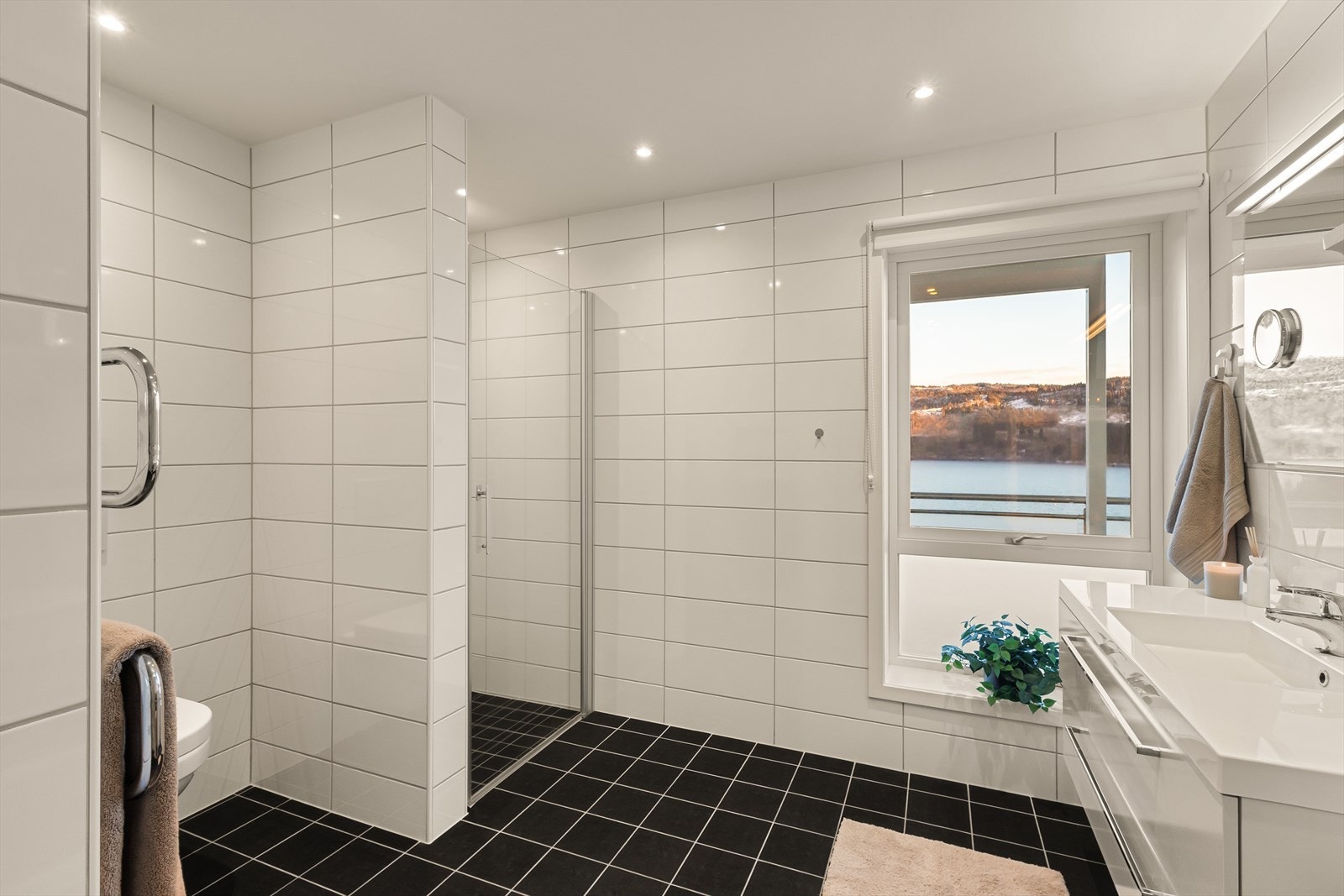 Et svært romslig bad med delvis skjult dusjnisje og tidløse farger. Galleribilde