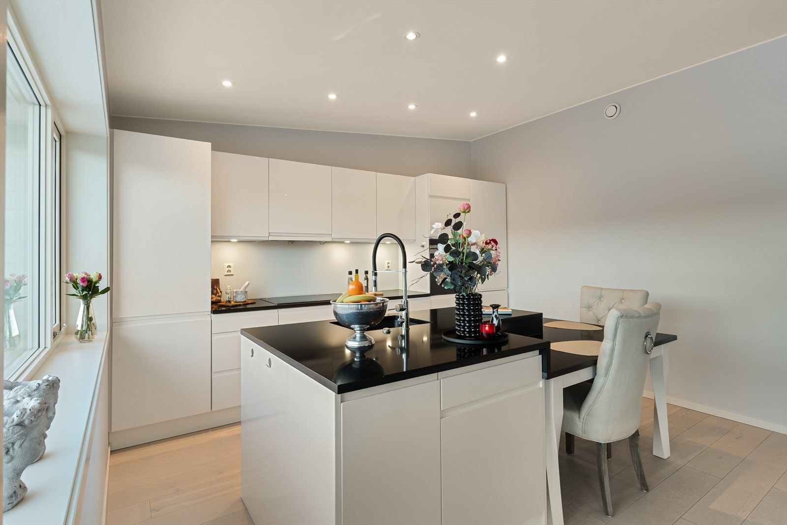 En del av øyen benyttes i dag som et lite spisebord. Galleribilde