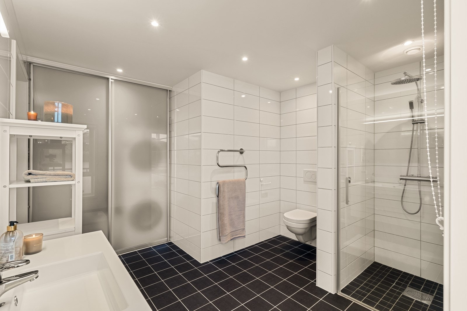 Badet fra hovedsoverommet er det største, og måler 9,9 m². Bak skyvedørene har du vaskeromsnisje. Galleribilde