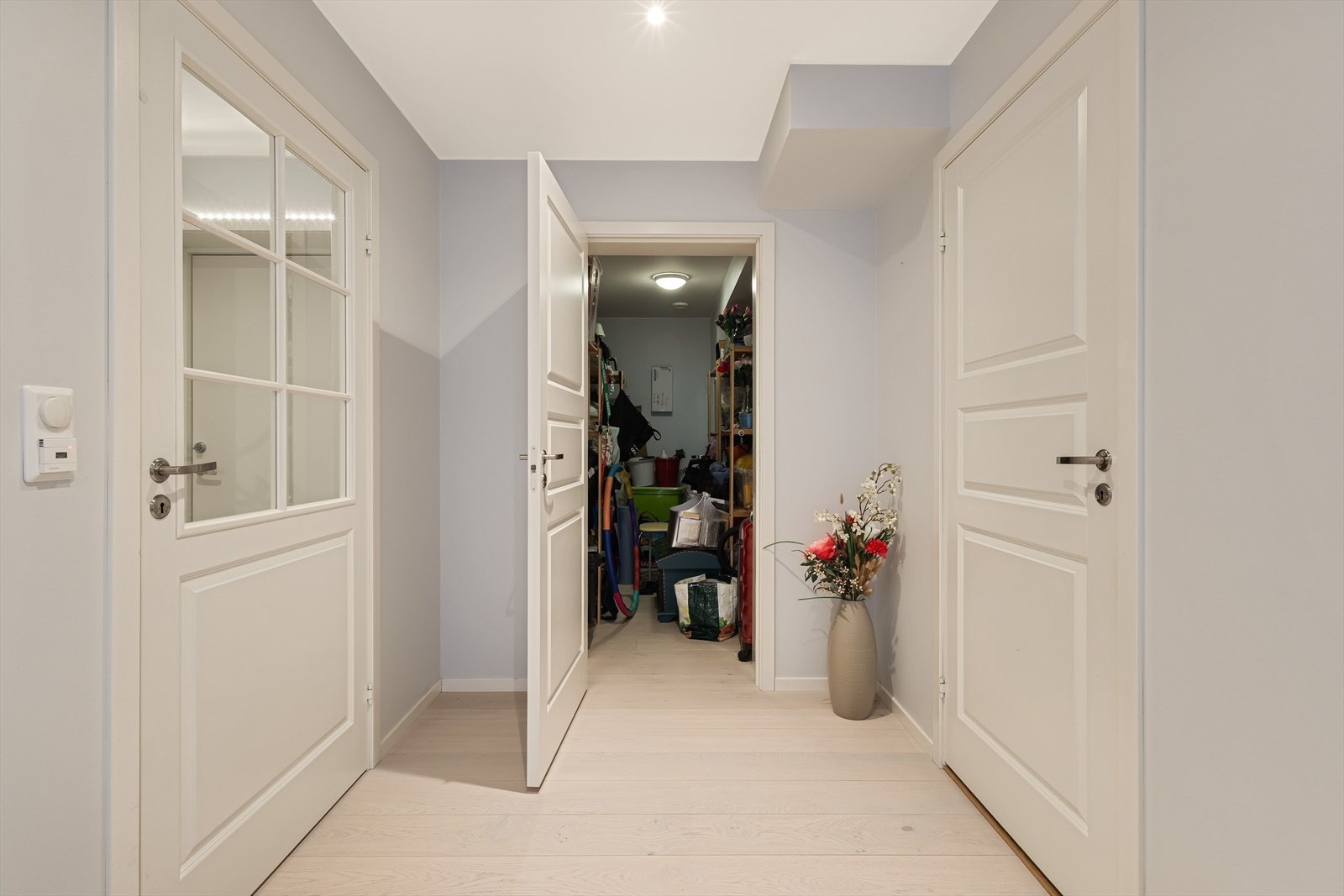 Innvendig bod med tilkomst fra gangen. Galleribilde