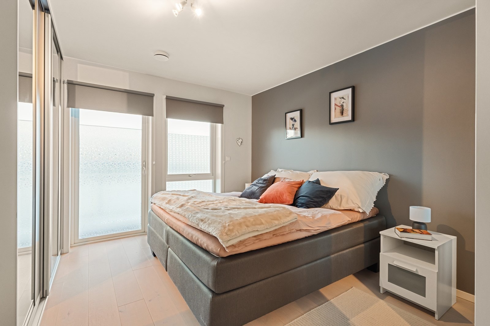 I 1. etasje finner du tre romslige soverom, alle med god plass til seng, nattbord, garderobe mm. Galleribilde