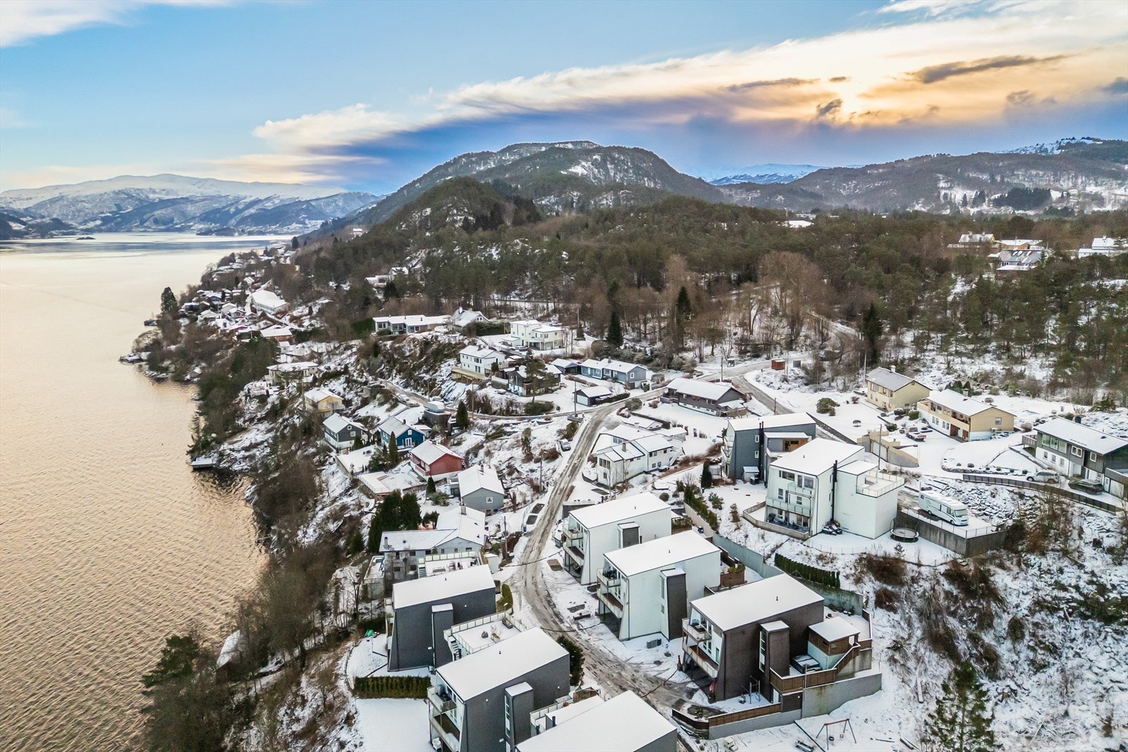 Dagligvarehandelen er lett tilgjengelig med Spar Hylkje kun 5 minutters kjøring unna og Kiwi Hylkje 6 minutter unna. Galleribilde