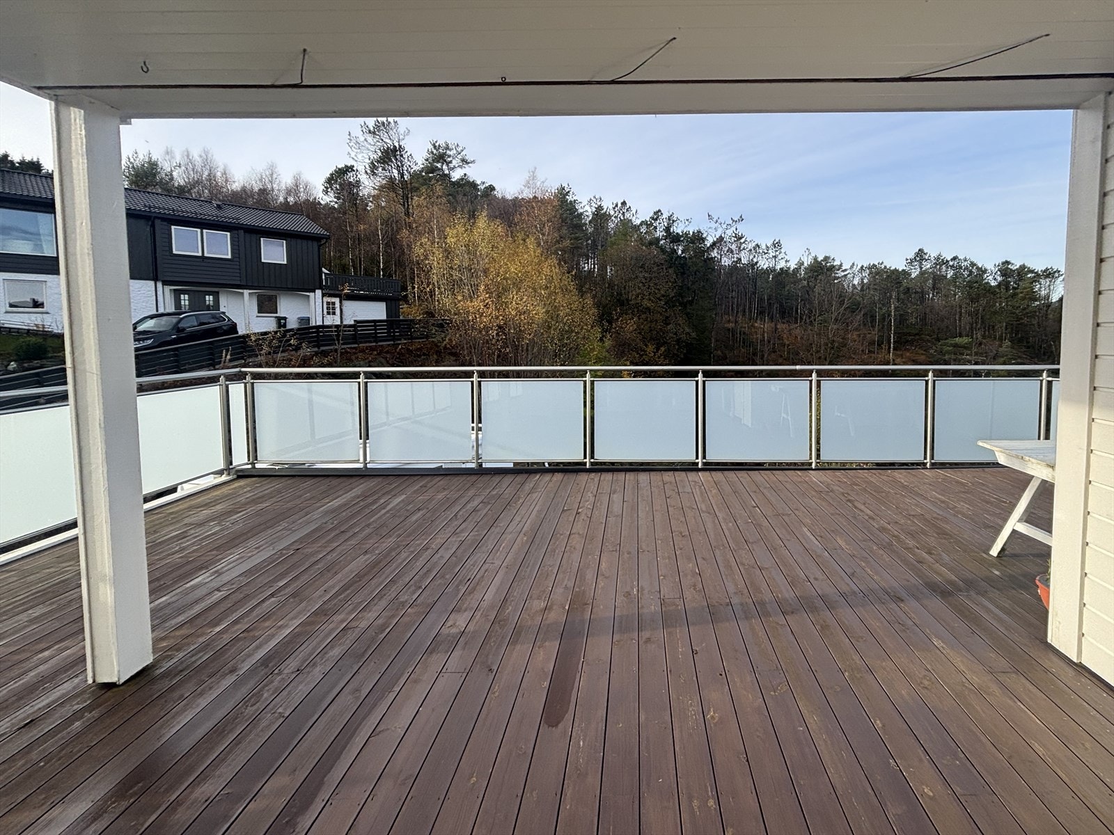 Boligen har flere herlige uteområder hvor du kan flytte deg etter solen. Galleribilde