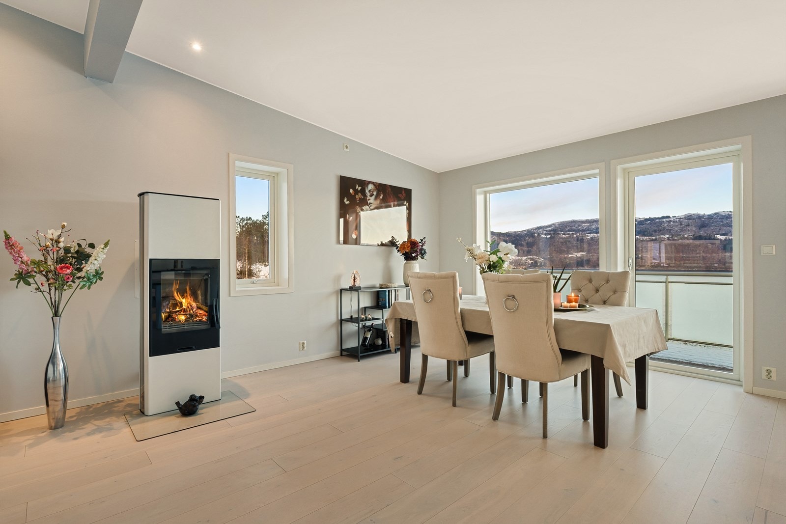 I 2. etasje har du stue og kjøkken på hele 76 m² med lysinnslipp fra alle kanter. Galleribilde