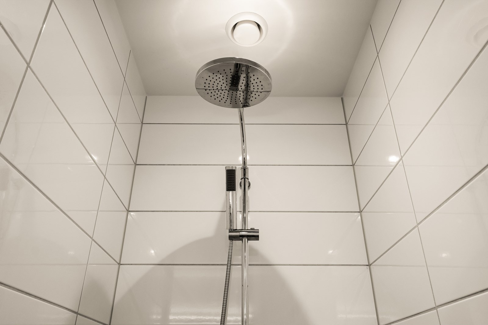 Lekkert innredet med regndusj. Galleribilde