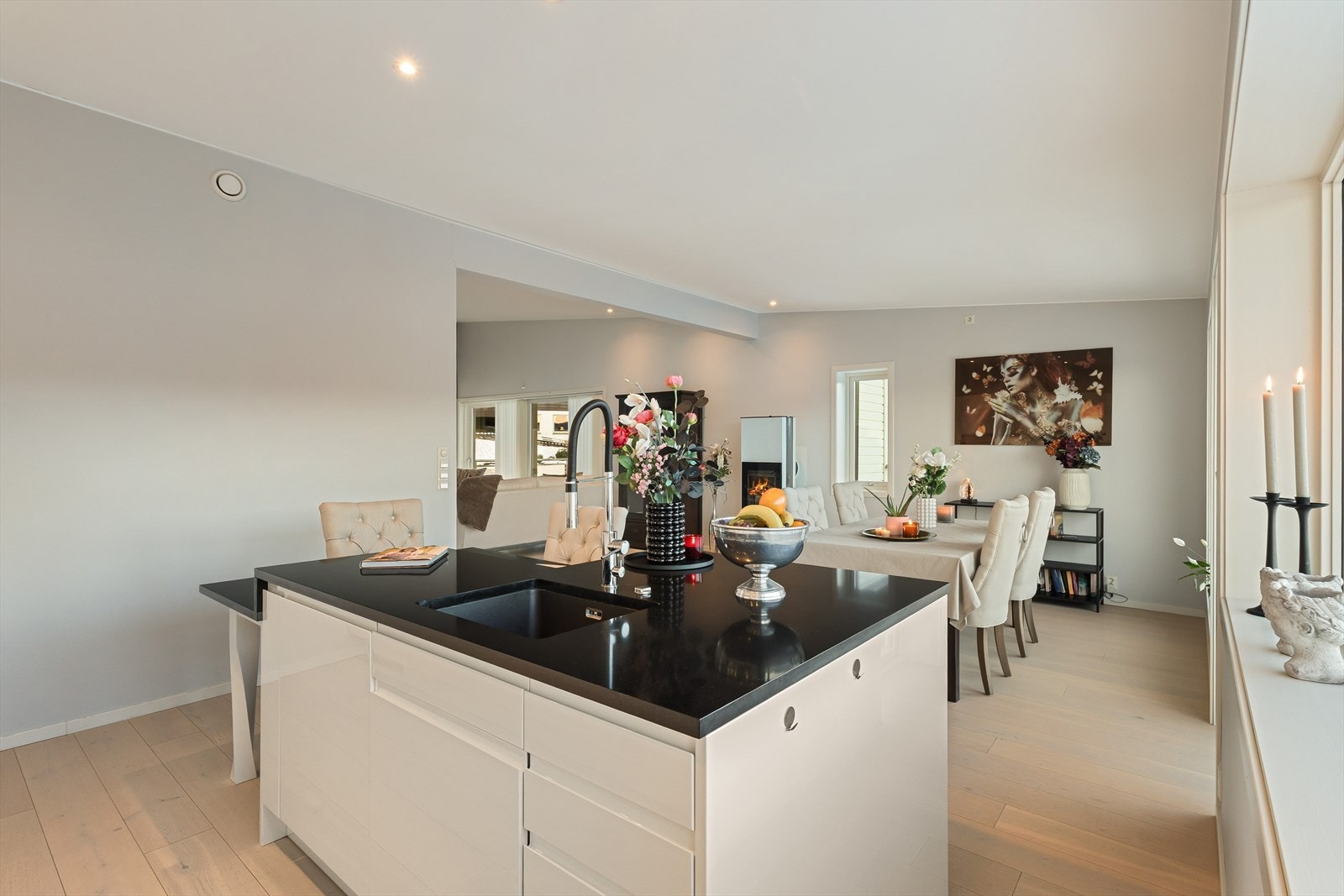 Rikelig med oppbevaringsplass på øyen også. Galleribilde