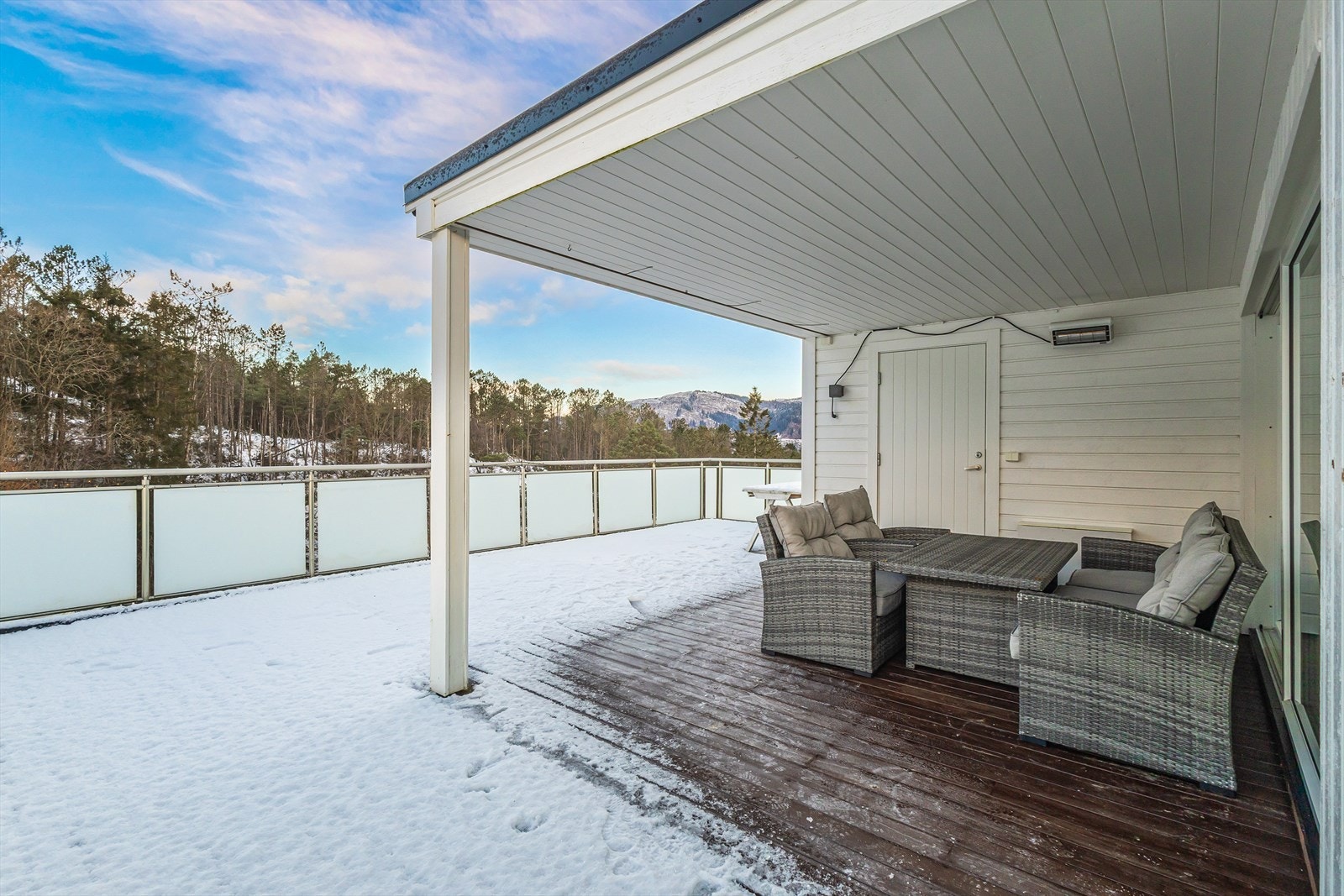 Deler av terrassen er overbygget, med varmelampe. Perfekt for å dele inn i ulike soner. Galleribilde