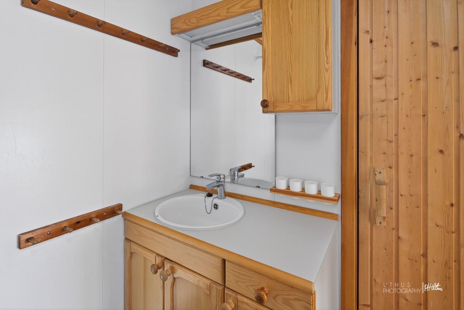 Baderommet er innredet med en nedfelt servant, overhengende speil og belysning. Dusjen er plassert i hjørnet og har håndholdt dusjarmatur. Videre er det montert et gulvstående toalett. Galleribilde