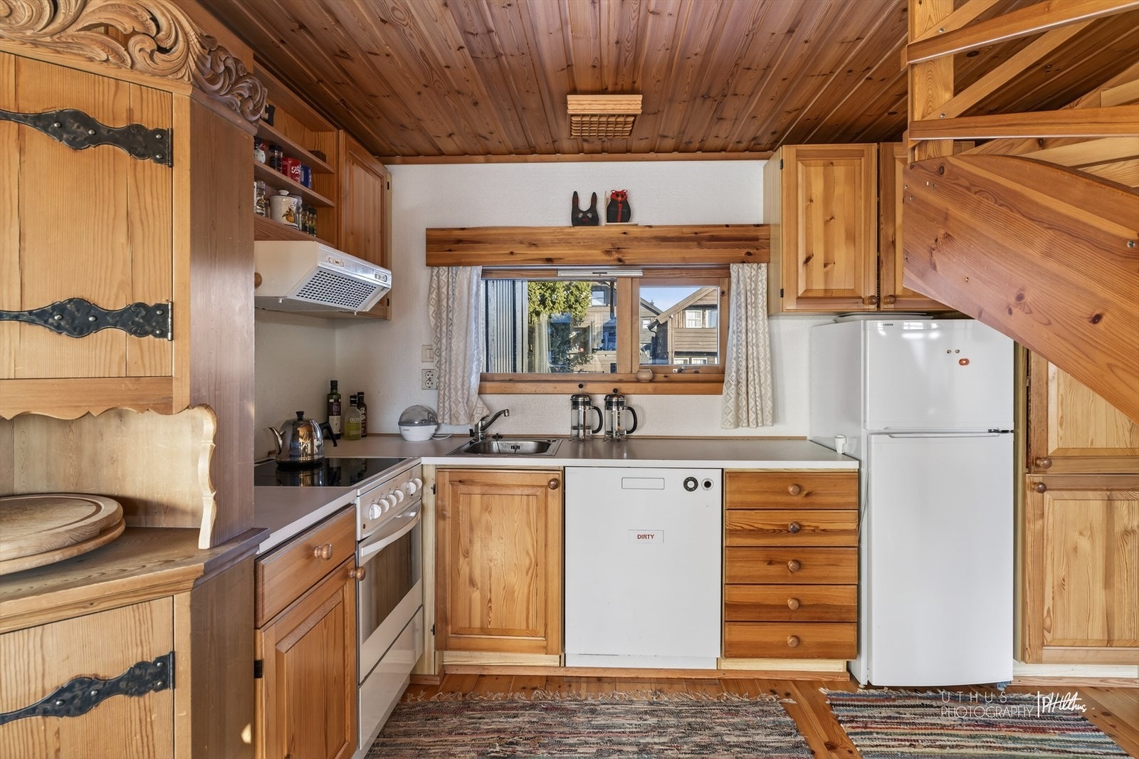 Kjøkken med åpen løsning mot stuen. Galleribilde