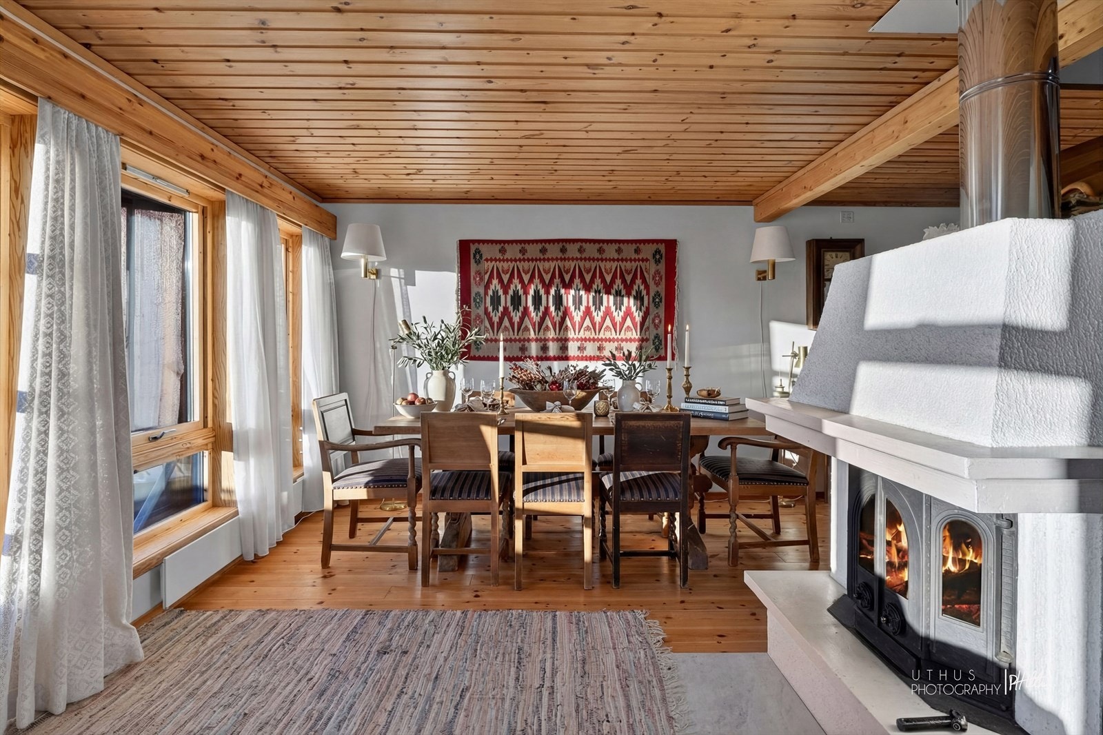 God plass til langstrakt spisebord. Galleribilde