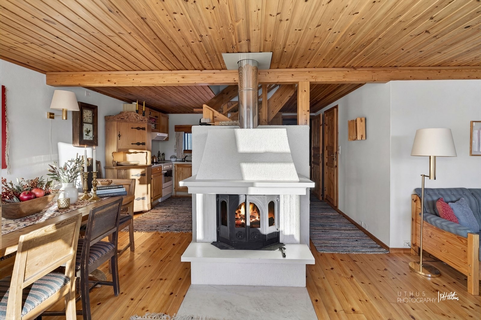 En koselig og attraktiv fjellhytte med attraktiv beliggenhet i populære Alpinlandsbyen på Norefjell. Galleribilde