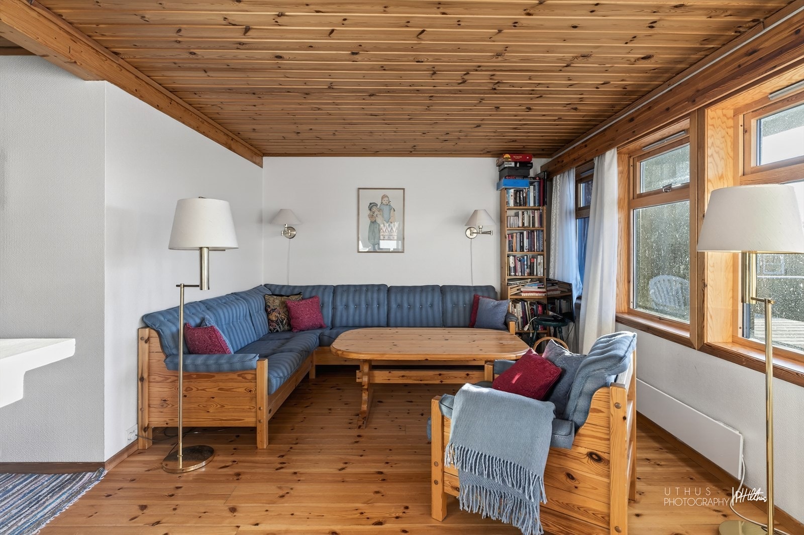 God plass til sofaseksjon med tilhørende møblement. Galleribilde