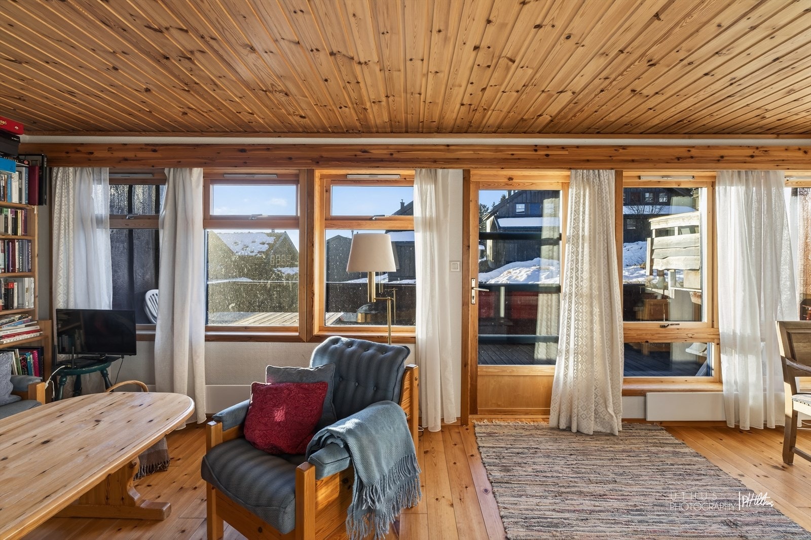 Store vindusflater som gir rikelig med luft og lys i tillegg til utgang til sydvestvendt terrasse på ca. 19 kvm med gode solforhold og god plass til utemøblement. Galleribilde