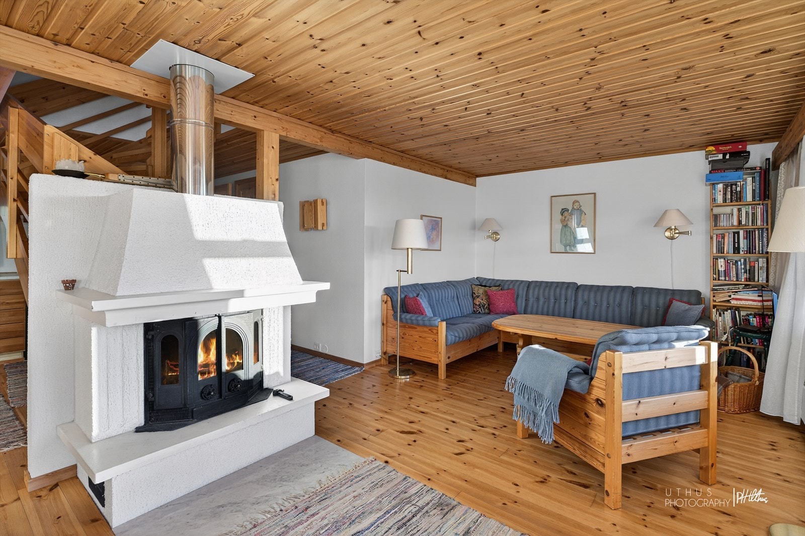 Lys og hyggelig stue med herlig vedovn som varmer godt. Galleribilde