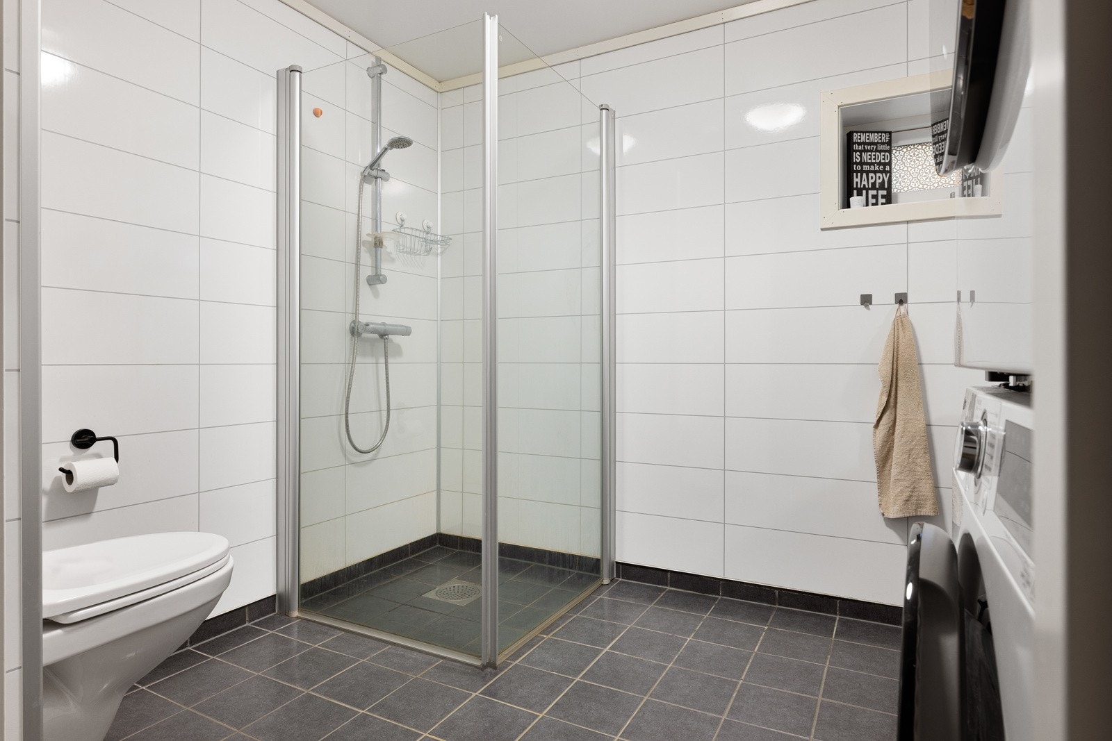 Fliser på bad og moderne våtromsplater på vegg. Galleribilde