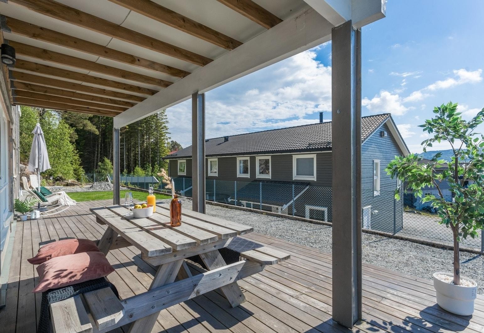 Bilder fra sommertid fra terrassen. Galleribilde