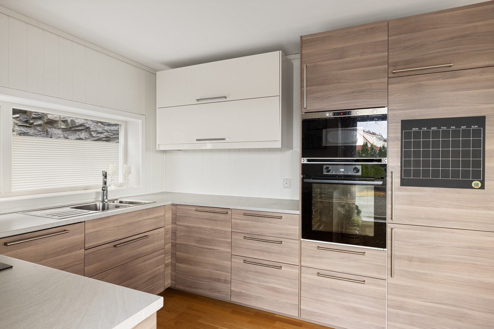 Pent og praktisk IKEA-kjøkken med integrerte hvitevarer. Galleribilde