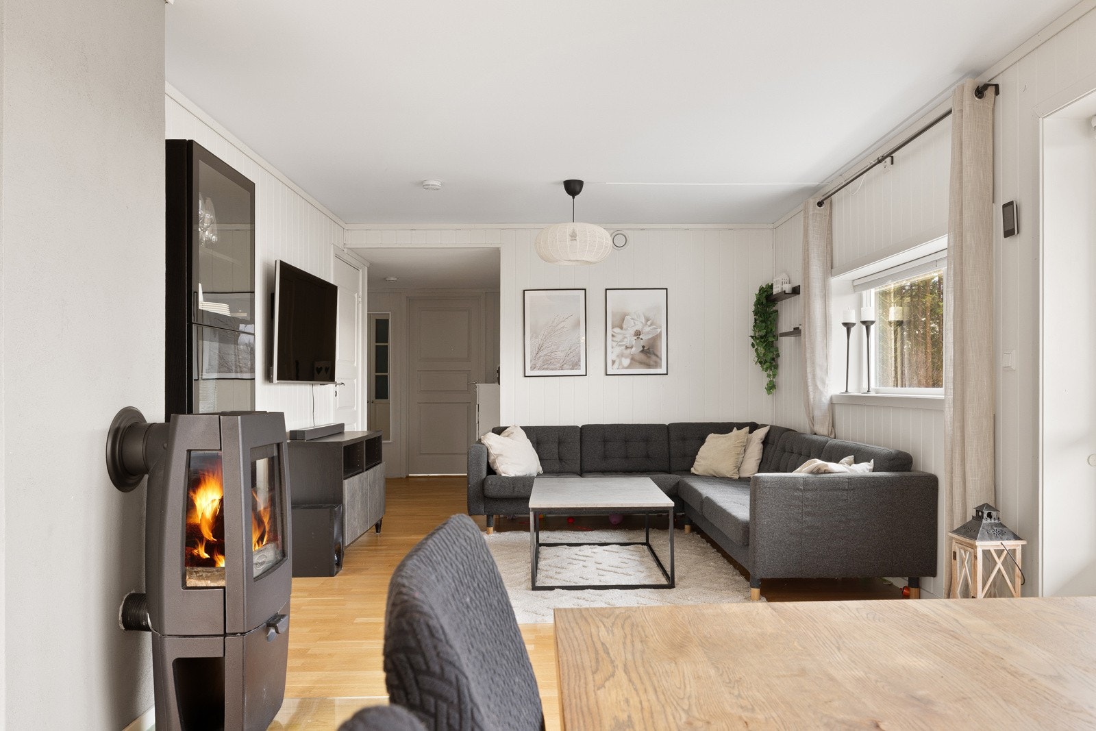 Flott åpen stue- og kjøkken løsning med peis. Galleribilde