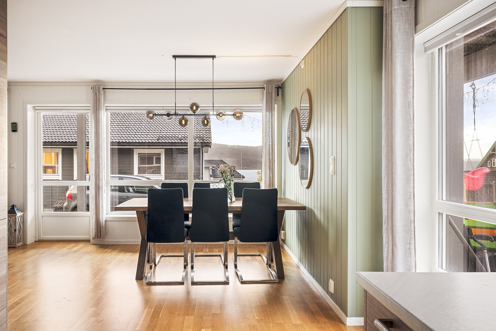 Store vinduer som slipper inn mye naturlig lys! Galleribilde