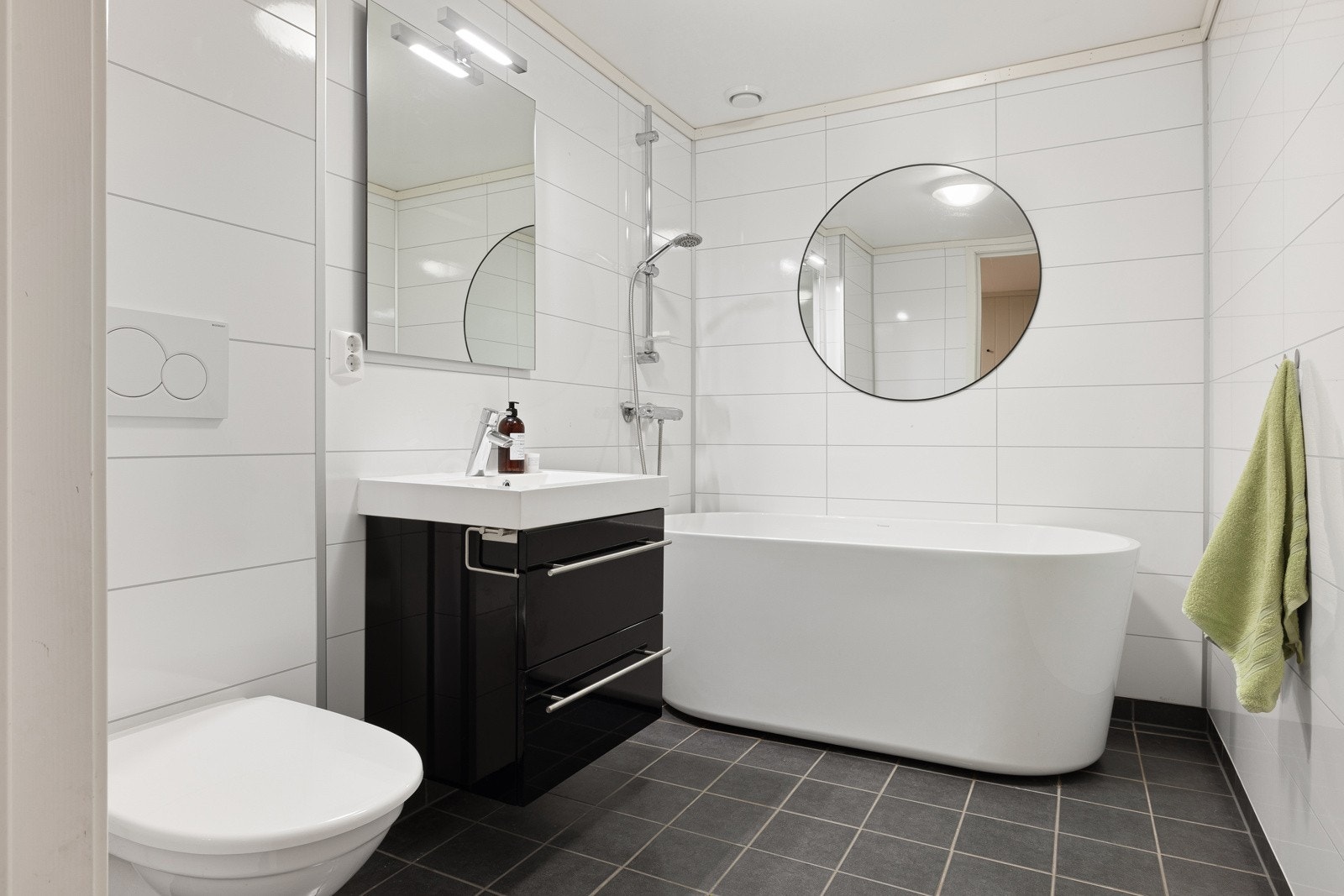 Bad nr. 2 med badekar. Galleribilde