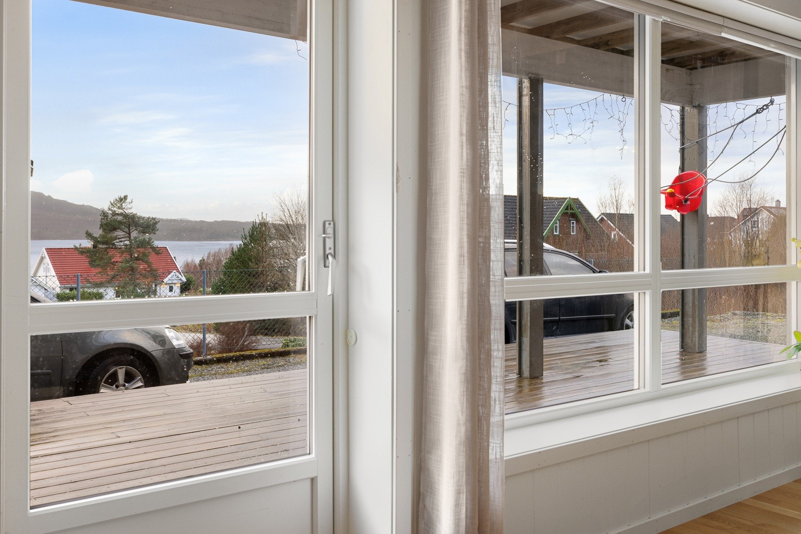 Flott utsikt over nærområdet og deler av fjorden. Galleribilde