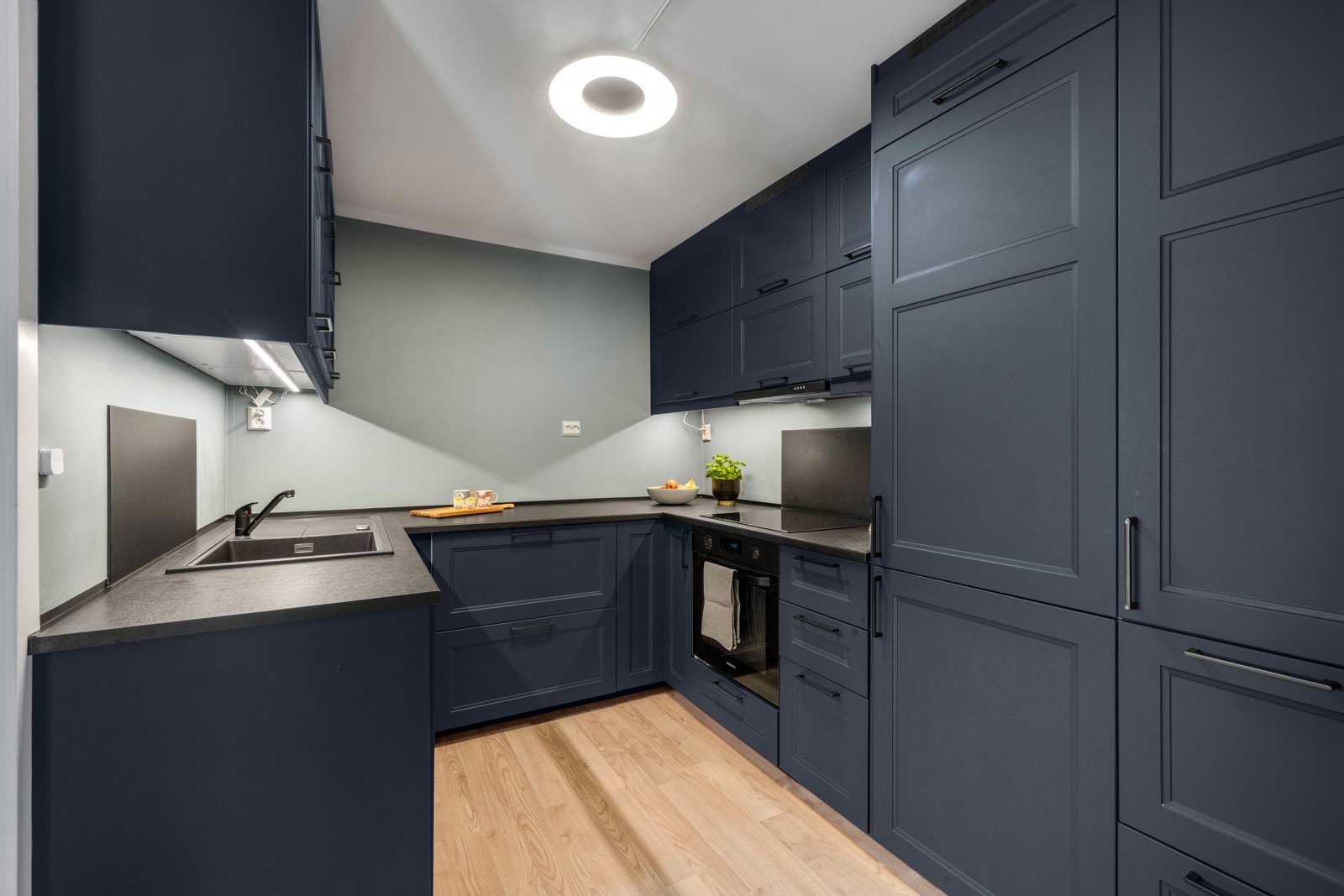 Kjøkkenet ligger i et eget rom med adkomst fra stuen. Galleribilde