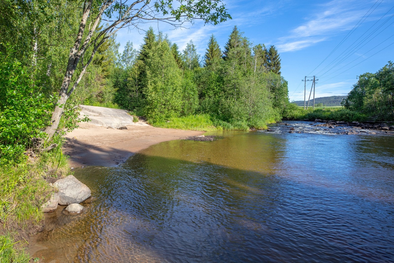 Rulsedammen ligger rett ved boligen. Badeplassen fin sandstrand, svaberg og bålplass med vedbu. Galleribilde