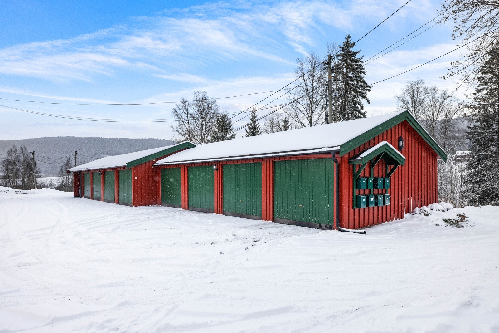 Bruksrett til en garasjeplass i fellesgarasje rekke. Elbil-lader er montert. Galleribilde