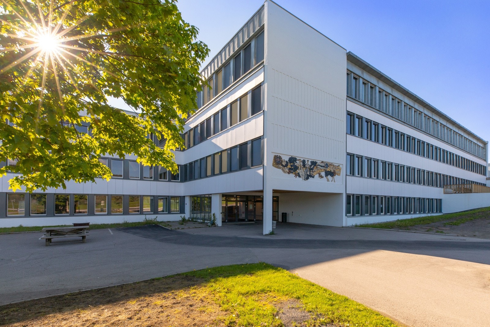 Bjertnes videregående skole ligger 10 minutter unna med bussen. Galleribilde