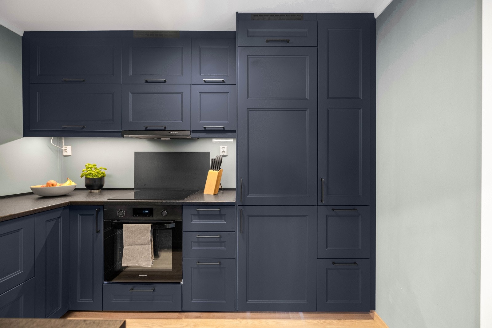 Komplett utstyrt med integrerte hvitevarer som stekeovn, induksjonstopp, kjøl-/fryseskap og oppvaskmaskin. Galleribilde