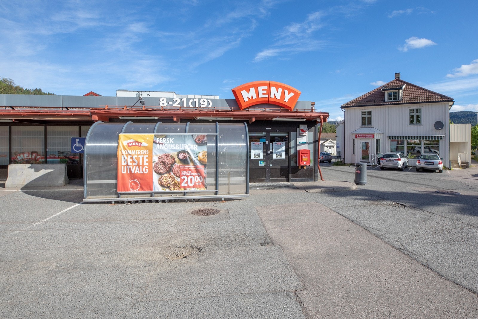 Meny Åneby ligger rett ved. Her finner du også apotek, blomsterbutikk, optiker og veterinær. Galleribilde