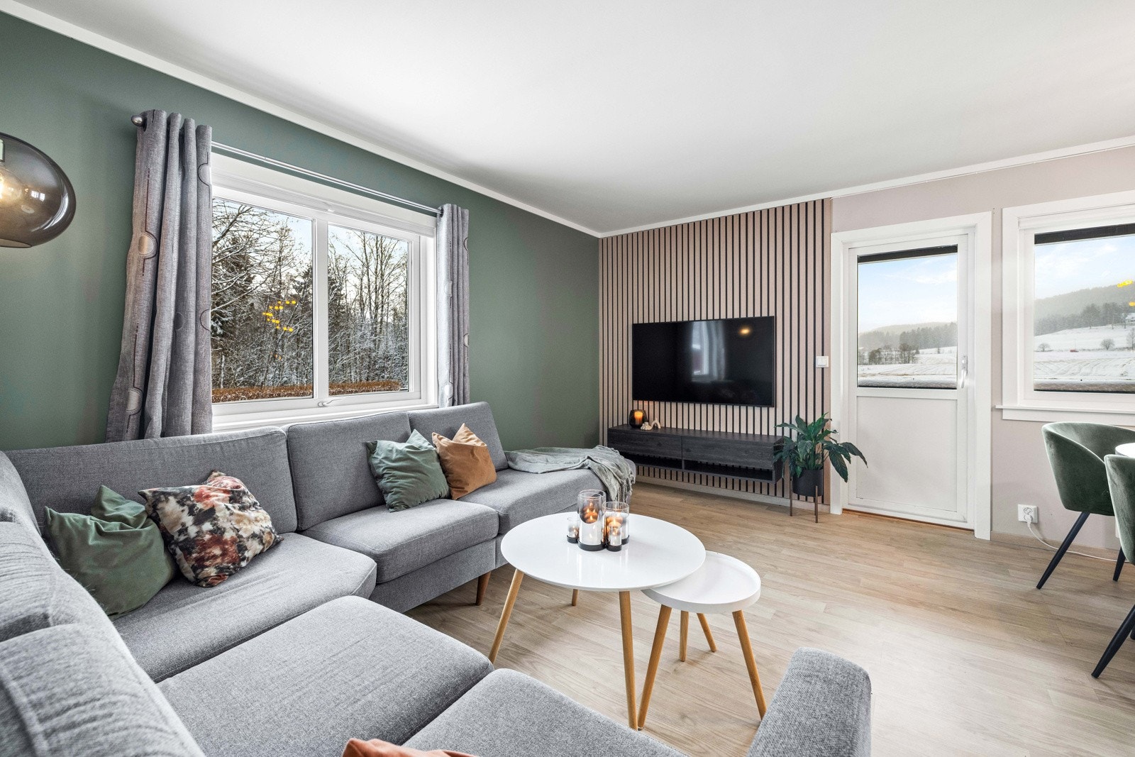 Overflater med laminat på gulvet og slette vegger med en stilig kontrastvegg med spiler. Galleribilde