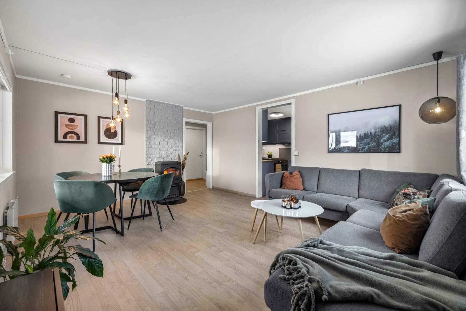 Inne er det lyst, moderne og romslig. Galleribilde