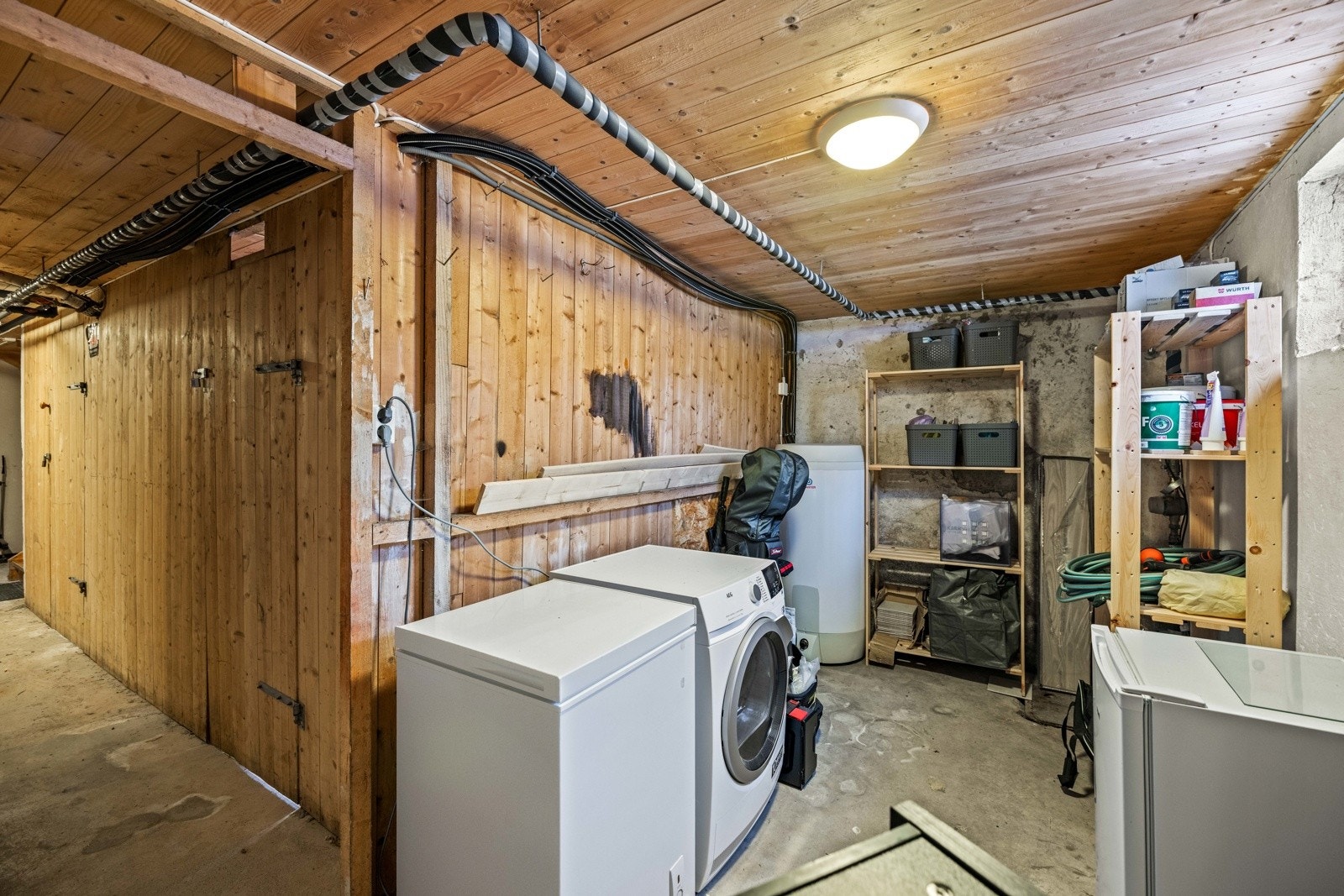Andelen disponerer 1/4 del av felles vaskerom i kjeller. Galleribilde