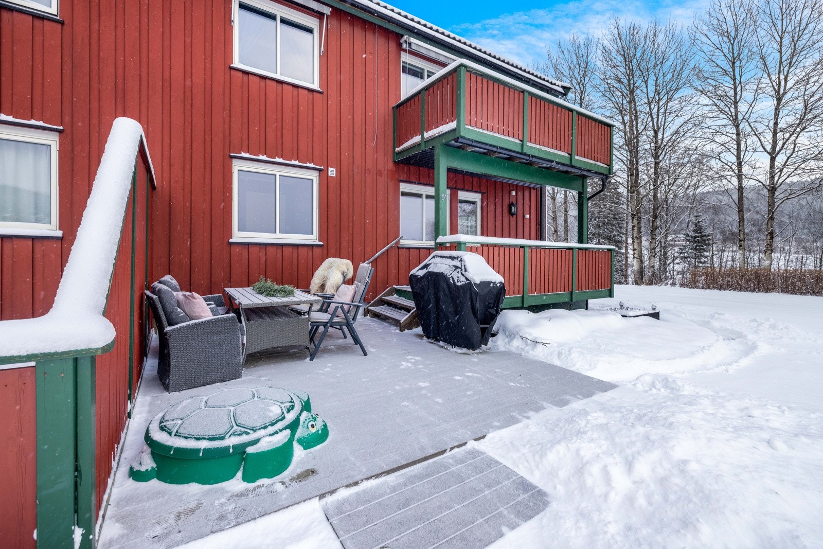 Sydvendt uteplass med veranda og terrasse med svært lite innsyn. Galleribilde