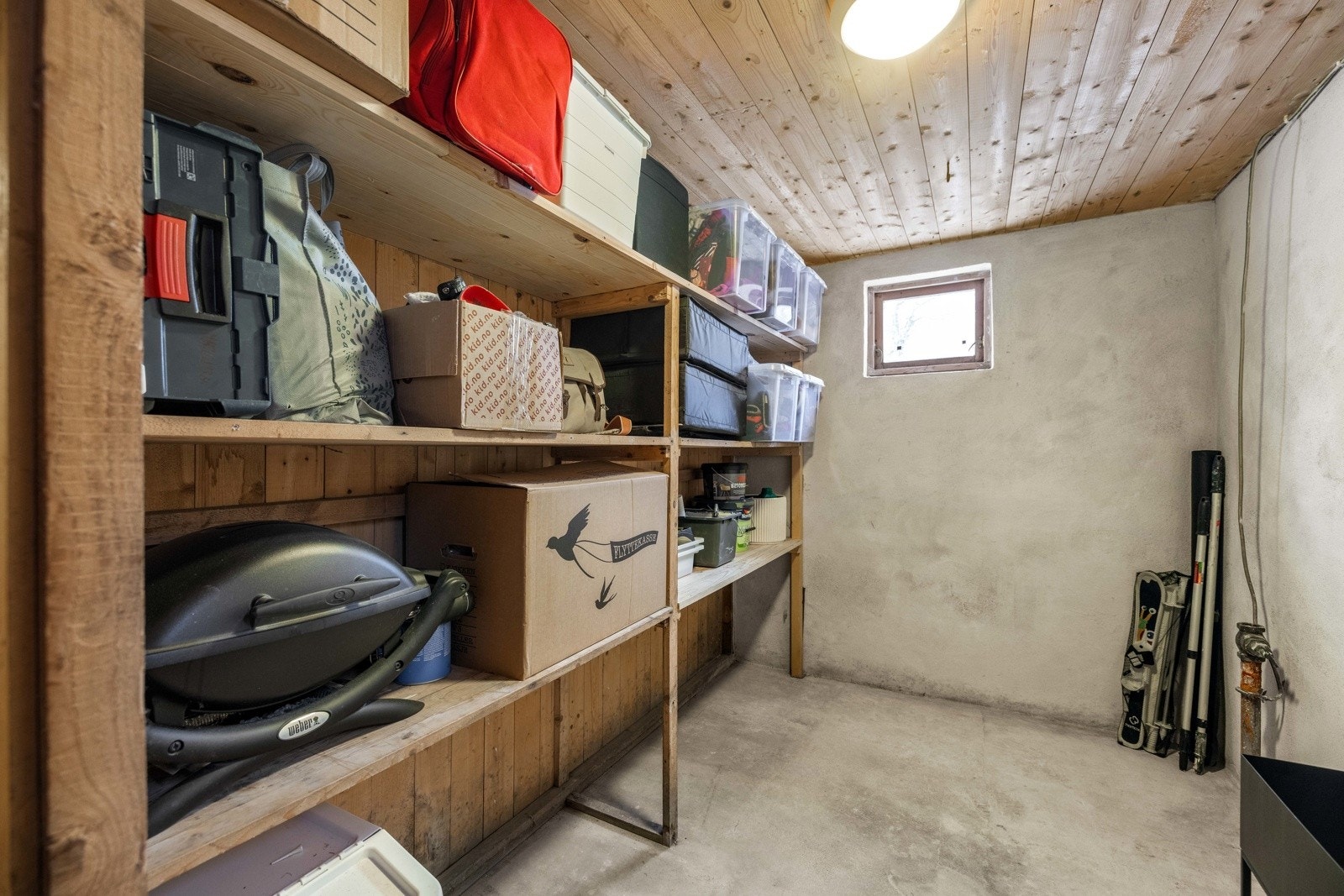 Svært gode lagringsmuligheter med 2 boder i kjelleren og 1 på loftet. Galleribilde