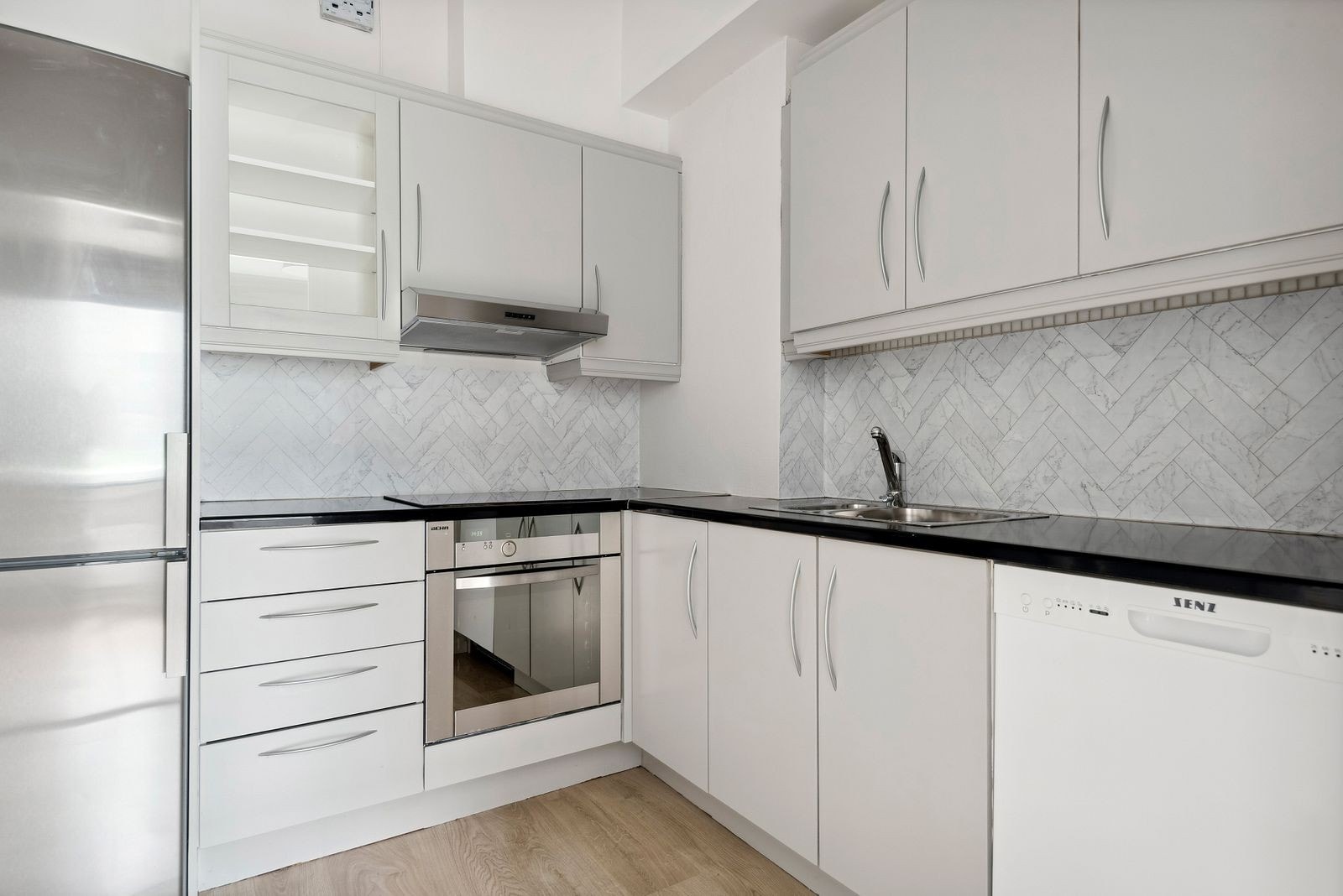 Kombiskap, oppvaskmaskin, komfyr og platetopp er inkludert. Galleribilde