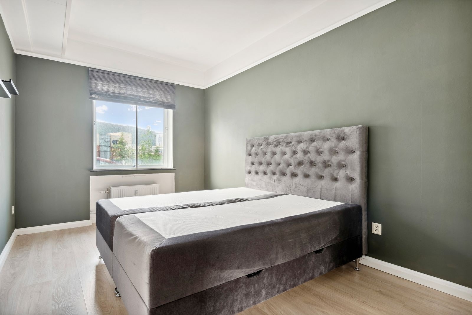 Hovedsoverom har dobbeltseng (180cm) og skyvedørsgarderobe. Galleribilde